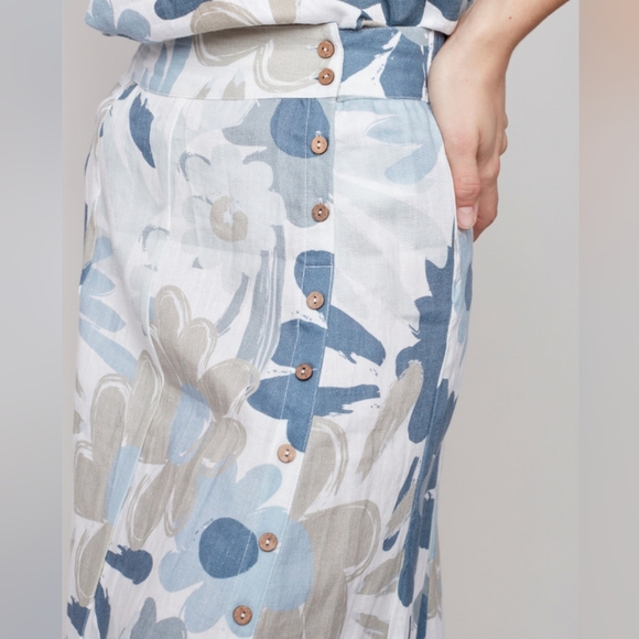 CHARLIE B Dresses & Skirts - Charlie B Linen Skirt size 6 with Cocunut Buttons - Basil